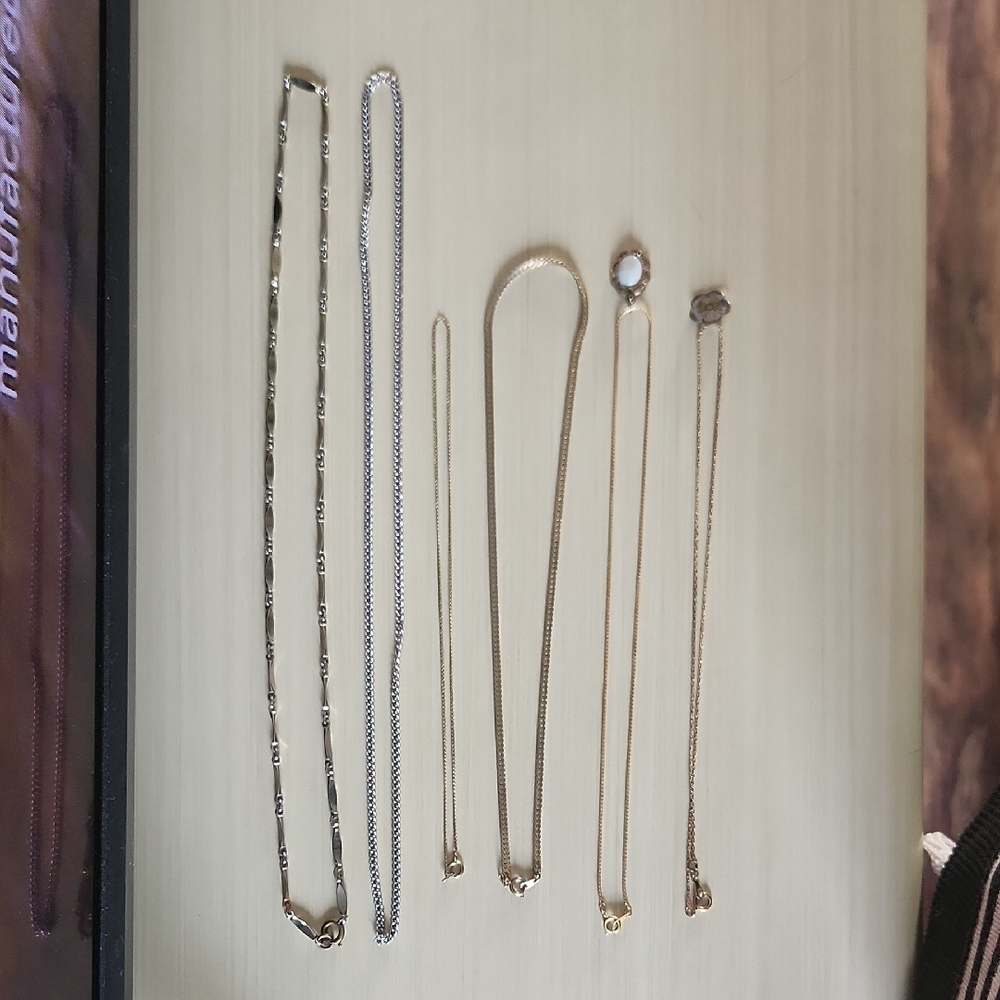 LOT OF RANDOM NECKLACES / CHAINS